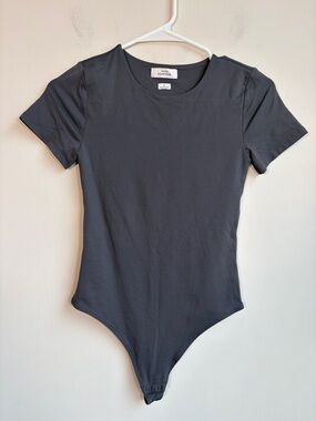 Babaton Contour Crew Short Sleeve Bodysuit in Charcoal - S